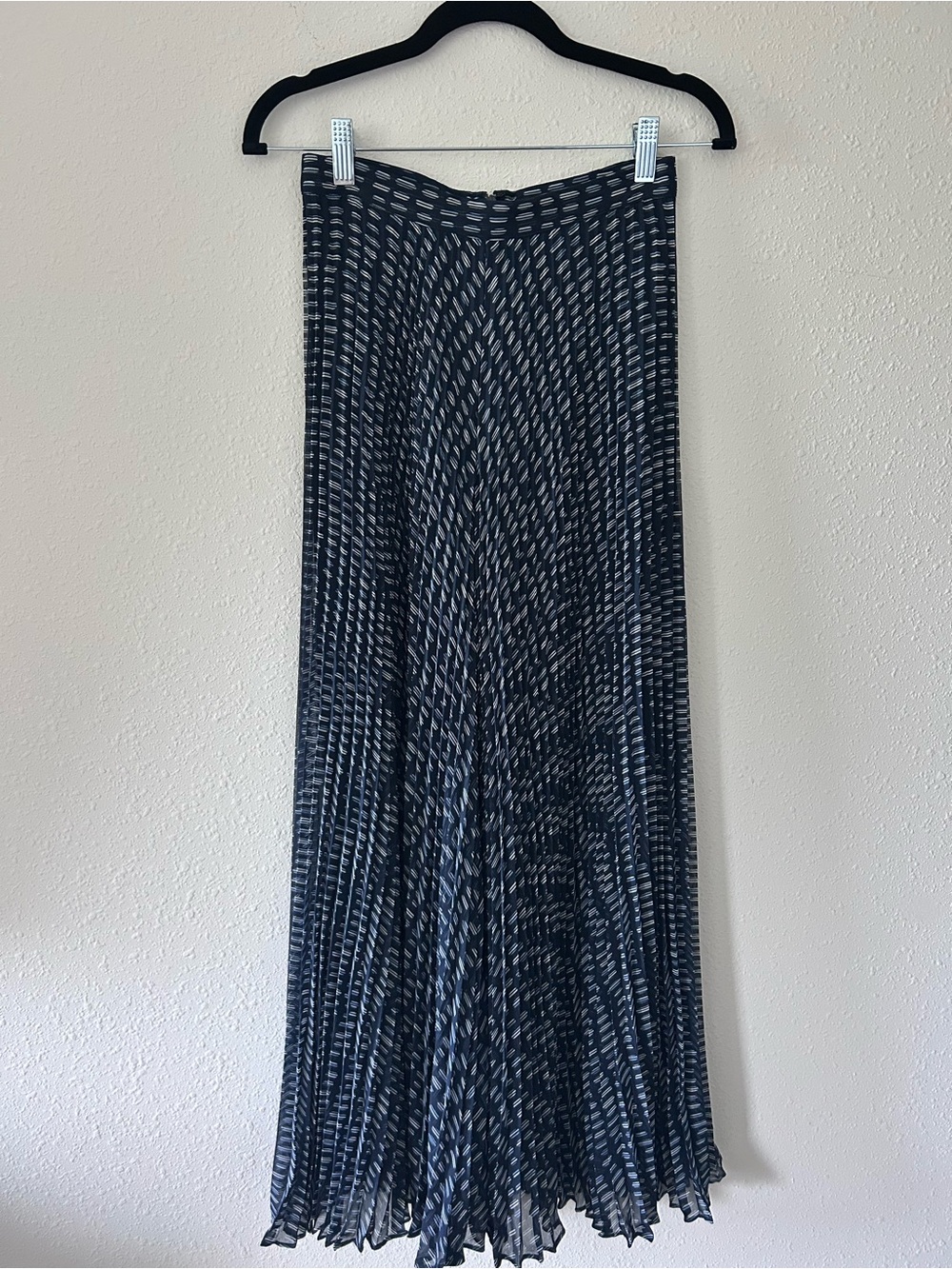 Club Monaco Navy & White Pleated Patterned Maxi Skirt